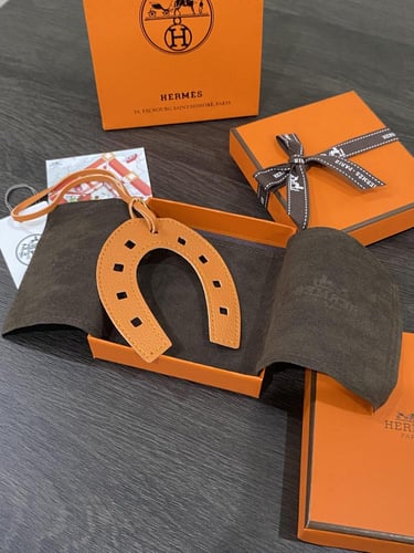 تعليقة جلد ايرميز للشنط مع كيس فاخر ومميز