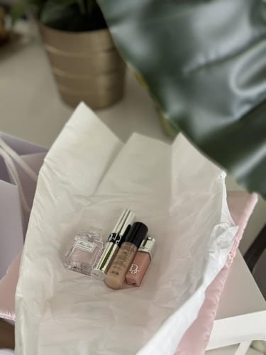 شنطة ميك اب ديور بيوتي الاصليه مع 4 منتجات عينات ا...