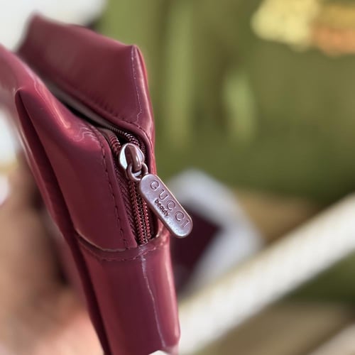 شنطة قوتشي مع مرايا وعطر 10 مل وكيس قوتشي الاخضر -...