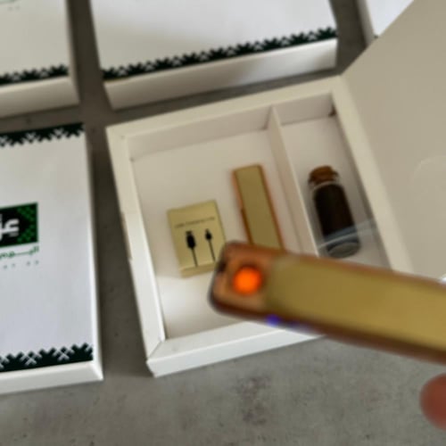 ولاعة الكترونيه مع الشاحن ومبثوث البخور )