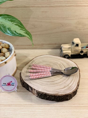 ملاعق أكل حمراء