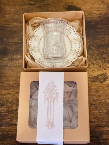 بيالة او فنجال مع قاعده بنقش النخله