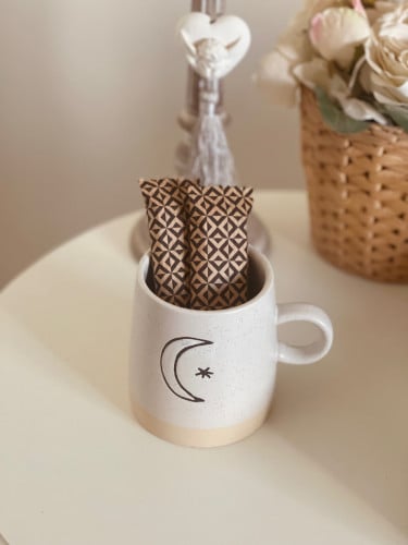 كوب من السيراميك مع قطعتين من شوكولاته كيت كات