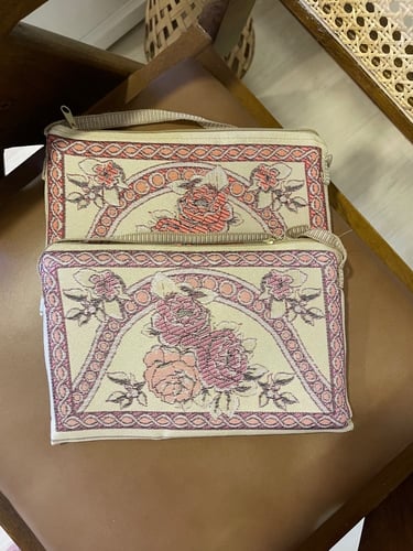 سجادة صلاة مع حقيبة تخزين صغيرة بتغليف المميز وتعل...