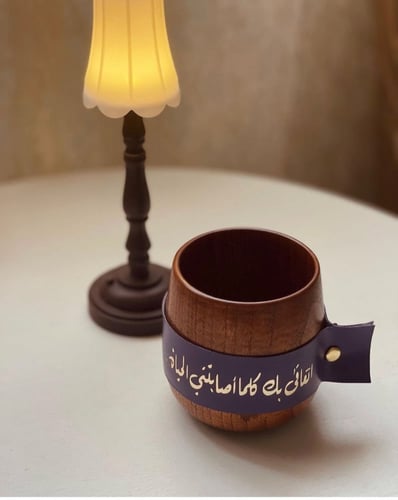 كوب خشبي بمسكة جلد
