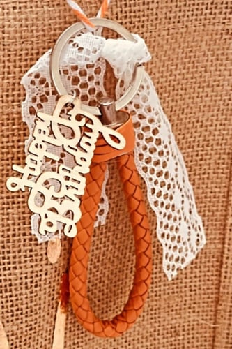 ميدالية بتغليف والتعليق الخشبيه