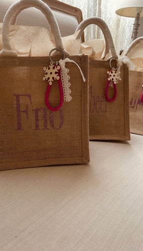 شنطة من الجوت مقاس S الاسم او الحرف فقط