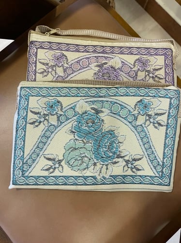 سجادة صلاة مع حقيبة تخزين صغيرة بتغليف المميز وتعل...