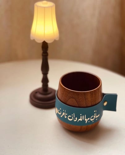 كوب خشبي بمسكة جلد