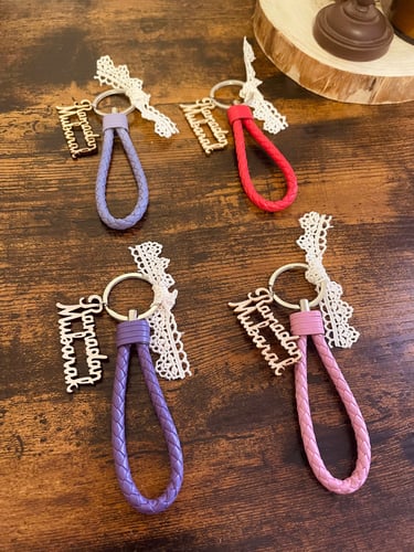 ميدالية بتغليف والتعليق الخشبيه