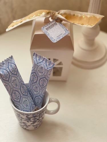 كوب سيراميك ازرق وابيض بنقوش ورد ومغلف بطريقة مميز...