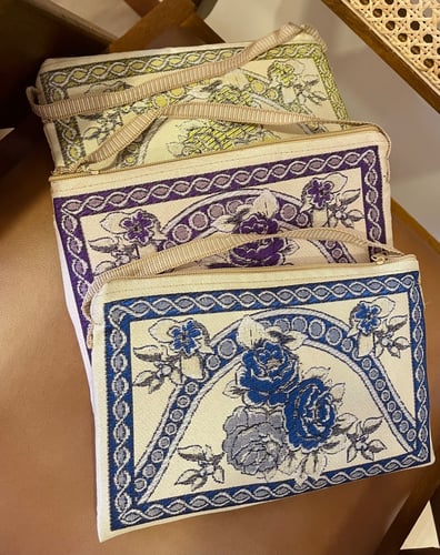 سجادة صلاة مع حقيبة تخزين صغيرة بتغليف المميز وتعل...