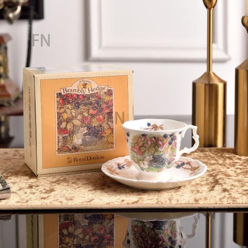 فنجان قهوة فاخرمع صحن تقديم مزخرف