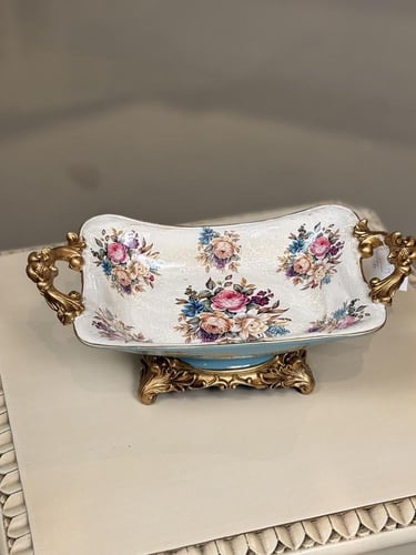 صحن تقديم بزخارف زهرية وقاعدة ذهبية