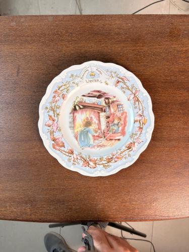 فنجان قهوة فاخرمع صحن تقديم مزخرف