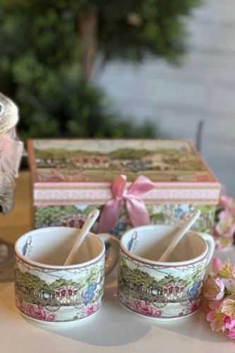 طقم كوبين مع ملعقتين بتصميم كلاسيكي فاخر