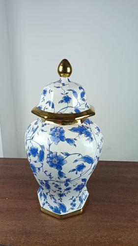 فازاة بغطاءمزينةبأزهارزرقاء مقاس 44*22