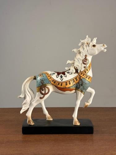 مجسّم حصان فني بزخارف موسيقية