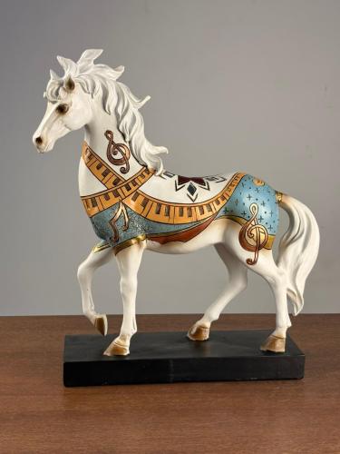 مجسّم حصان فني بزخارف موسيقية فاخرة