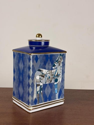 فازات خزفية مربعة بنقشة خيول هندسية ولمسات ذهبية