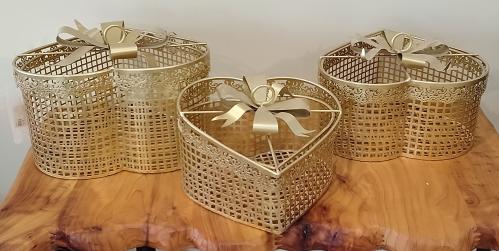 طبق تقديم معدني ذهبي بشكل صندوق