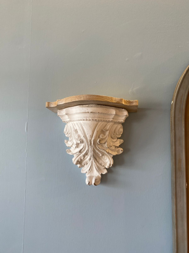 رف جداري صغير بتصميم كابولي كلاسيكي مزخرف