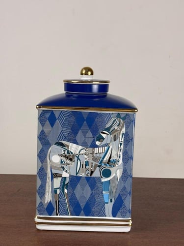 فازات خزفية مربعة بنقشة خيول هندسية ولمسات ذهبية