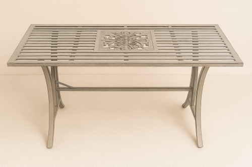 طاولة معدنية كلاسيكية بنقشة زخرفية في المنتصف