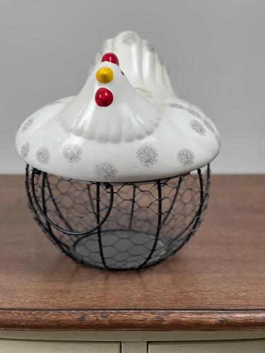 سلة بيض بشكل دجاجة صغيرة