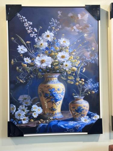 لوحة الزهور الزرقاء في المزهرية الصفراء