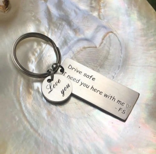 ميدالية سيارة مع عبارة