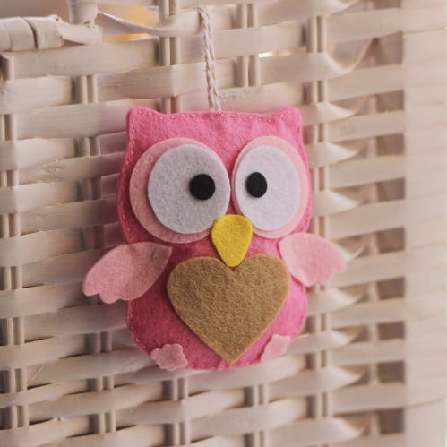 تعليقه بومتي الجميله (نوع القماش:جوخ/الحجم:6*8سم)