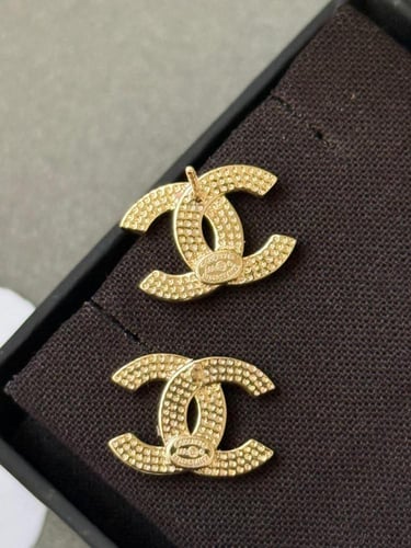 حلق شانيل ذهبي