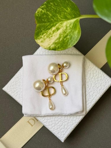 حلق ديور لؤلؤ ابيض