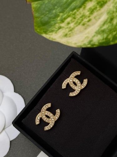 حلق شانيل ذهبي