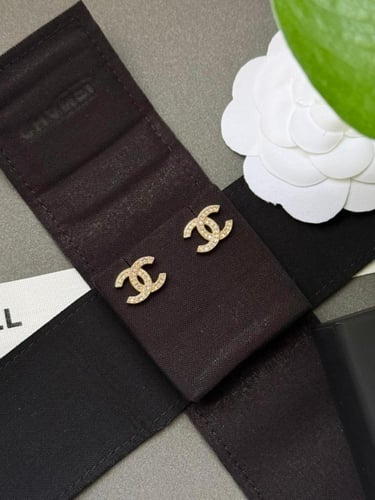 حلق شانيل ذهبي