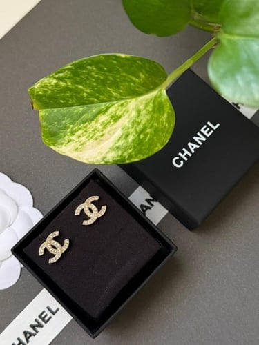 حلق شانيل ذهبي