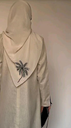 عباية نجديه بتطريز شكل نخله