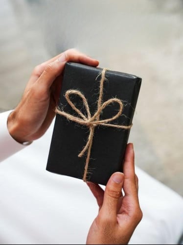 تغليف هدية مع كرت