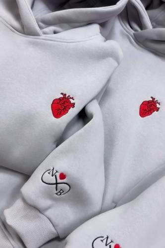 هودي القلب مطرز بحروف مخصصة