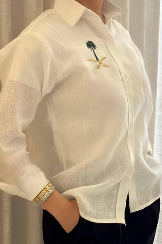 قميص كتان بتطريز شعار سيفين ونخلة