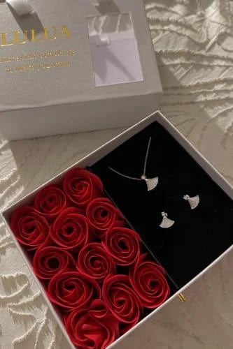 بكج سلسال و اقراط بالورد الأحمر