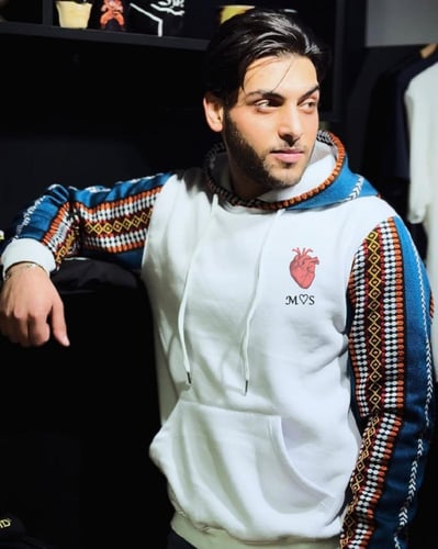 هودي مطرز بالسدو - وحرف من تحب