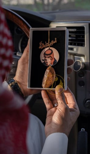 تعليقة سيارة بصورة من تحب مع كسره العود