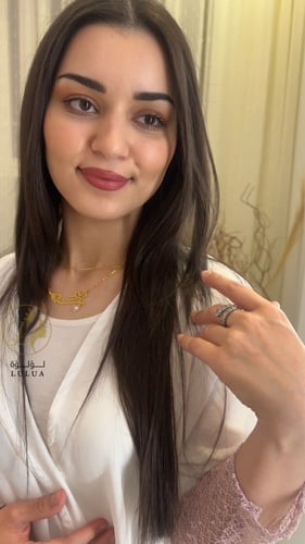 سلسال بالاسم مع حرف مطلي بالذهب