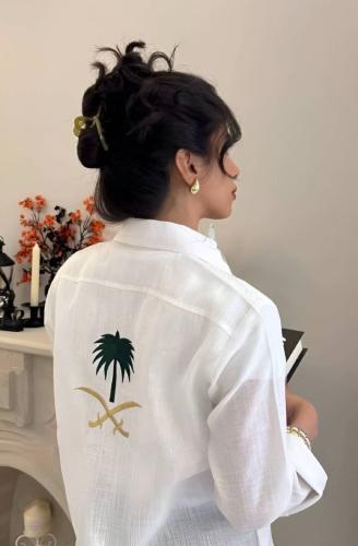 قميص كتان بتطريز شعار سيفين ونخلة