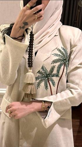 عباية نجديه بتطريز شكل نخله