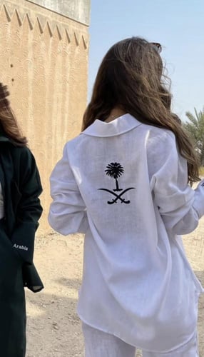 قميص كتان بتطريز شعار سيفين ونخلة