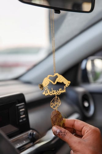 تعليقة كسرة العود بشكل قلب بيدين ترند