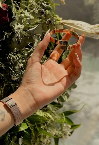 أسواره بحفر مسكين يد بالاسم